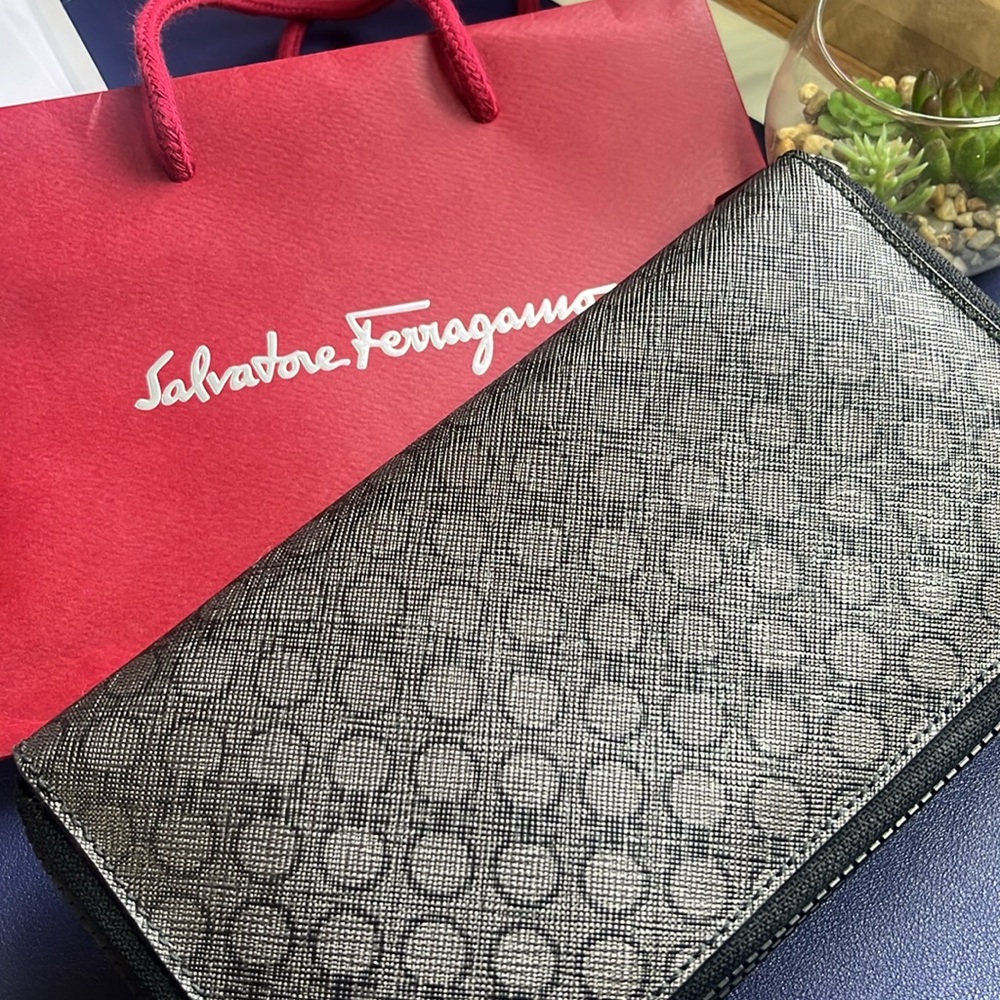 NWT Salvatore Ferragamo dual zip leather Gancini wallet w/gift bag